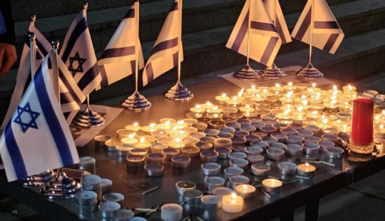 Ndizen qirinj në Prishtinë për të nderuar viktimat civile hebreje