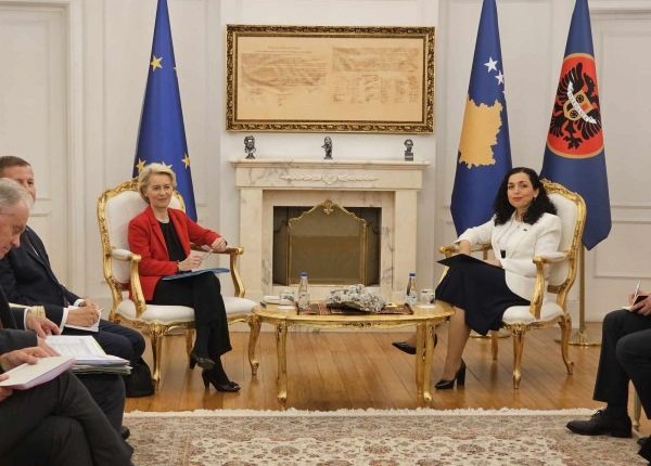 Von der Leyen: Serbia duhet ta pranojë një njohje ‘de facto’