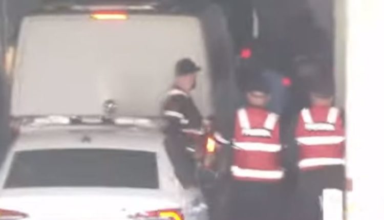 Dhëndri i Berishës mbërrin në Gjykatën e Posaçme, zbret nga furgoni i policisë