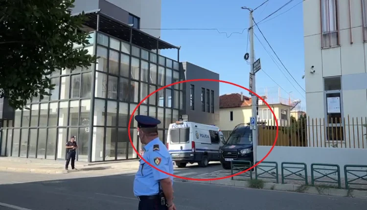 Autorë të dhjetëra krimeve/ Momenti kur banda e Laert Haxhisë mbërrin në gjykatën e Elbasanit
