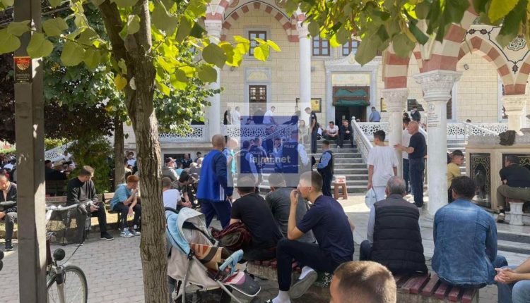 Dy persona të dyshimtë tek xhamia e madhe në Mitrovicë, numër i madh i policëve – u kontrollohen çantat