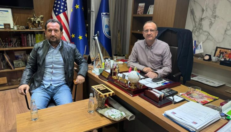 Këshilltari i Albin Kurtit viziton Taravarin