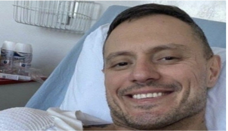 Rade Trajkovski-Shteklli i buzëqeshur poston foto nga spitali