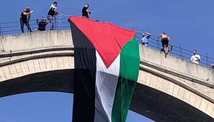 Në urën historike të “Mostarit” valëvitet flamuri i Palestinës