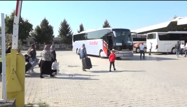 Stacionet e autobusëve të stërmbushur, vazhdon emigrimi për një jetë më të mirë