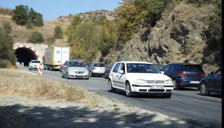 Lëvizja Demokratike: Artan Grubi të jep përgjigje për kaosin në rrugën Shkup-Bllacë!