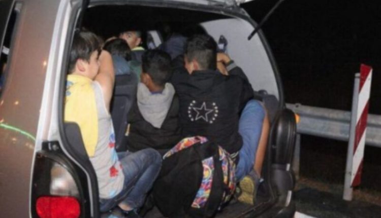 Ndalohet një 23-vjeçar nga Kumanova, në veturë i gjenden 12 emigrantë
