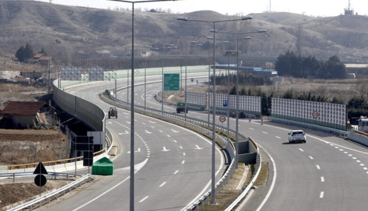 Komunikacioni në rrugët zhvillohet pa ndërprerë, nëpër rrugë kryesisht të thata