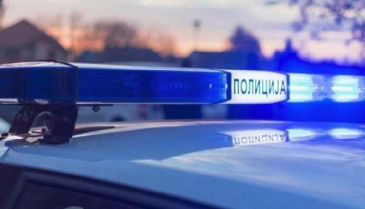I hedhin helm në oborrin e shtëpisë, një qen ngordh dhe tjetri shpëtohet nga veterineri në Vollkovë