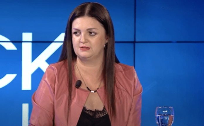 Mulaçka: Një infermiere shkruante në një fletore atë që ndodhi në onkologji -ia ofroi edhe ministrit!