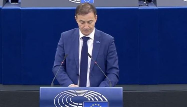 Serbia të zgjedh ose me BE-në ose me Rusinë, thotë eurodeputeti bullgar
