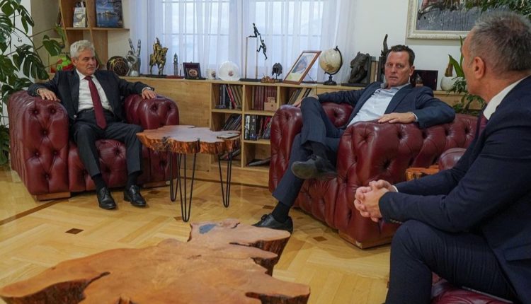 Grenell në Shkup, takoi Ahmetin dhe Grubin