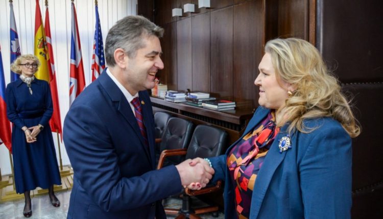 Petrovska-Perebinis: Maqedonia e Veriut vazhdon me mbështetjen të fuqishme për Ukrainën