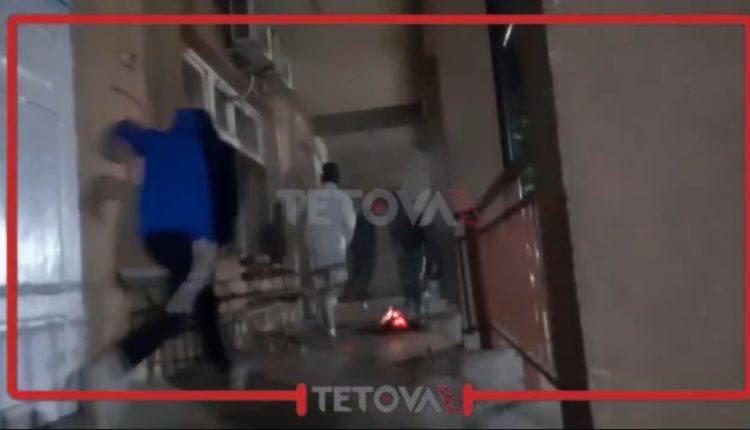 Pamje ekskluzive: Disa të rinj kapen në flagrancë duke ndezur zjarr në spitalin e Tetovës (VIDEO)