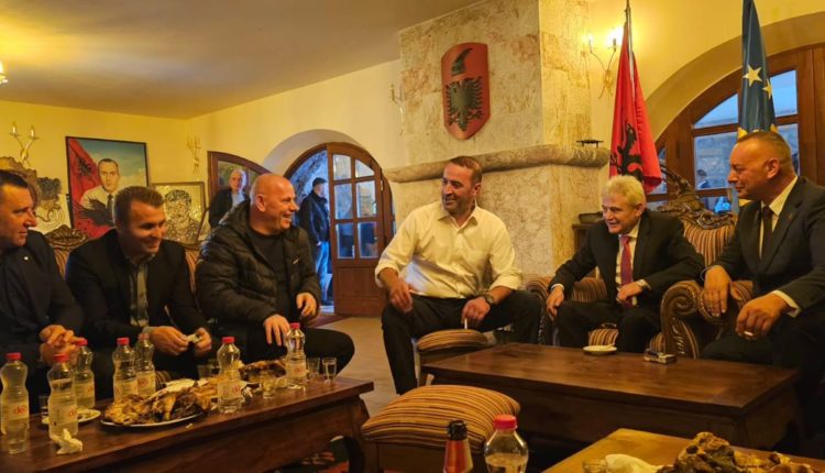 Ali Ahmeti i shoqëruar nga Ramiz Lladrovci nderojnë kujtimin për Hilmi Haradinajn