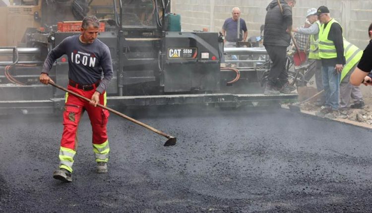 Pas lajmit të TS, asfaltohet rruga në Banjicë të Gostivarit, banorët falemenderojnë TetovaSot e jo Arben Taravarin (VIDEO)