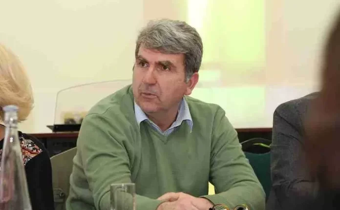 Këtu punësohen vetëm ata që kanë lidhje politike