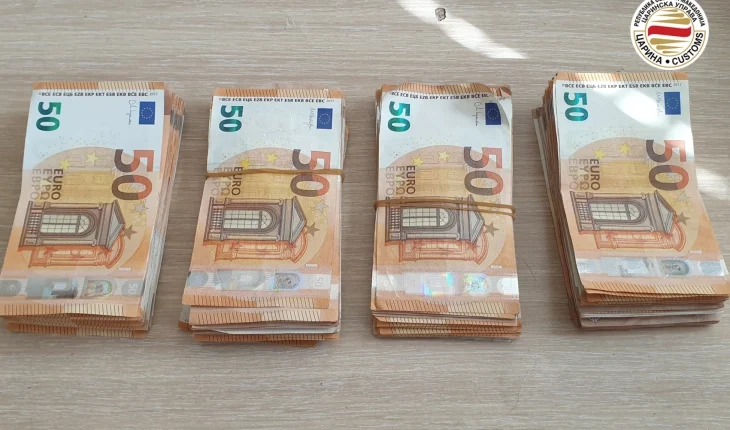 Drejtoria doganore: Sekuestrohen 20 mijë euro që një shtetas i Maqedonisë së Veriut ka dashur t’i fusë ilegalisht në vend