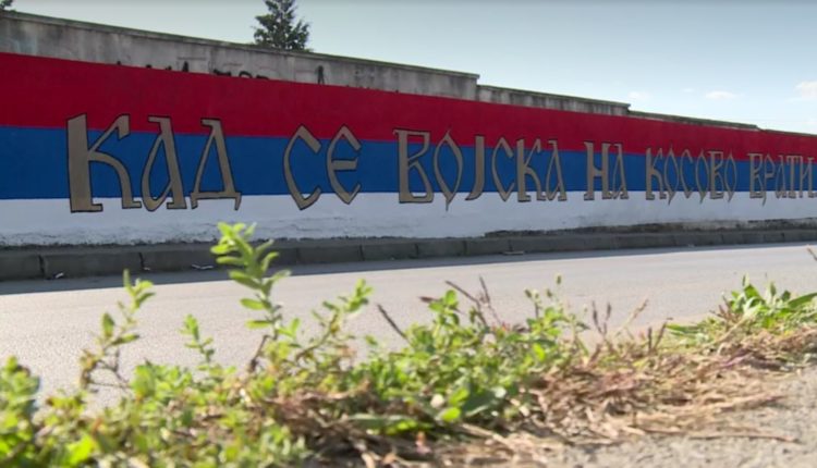 Të rinj serbë me fanella të Vuçiqit, shkruajnë grafite “Kur ushtria të kthehet në Kosovë”