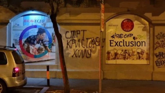 ‘Vdekje për Christopher Hill’/ Në qendër të Beogradit, grafite kërcënuese ndaj ambasadorit të SHBA-së në Serbi