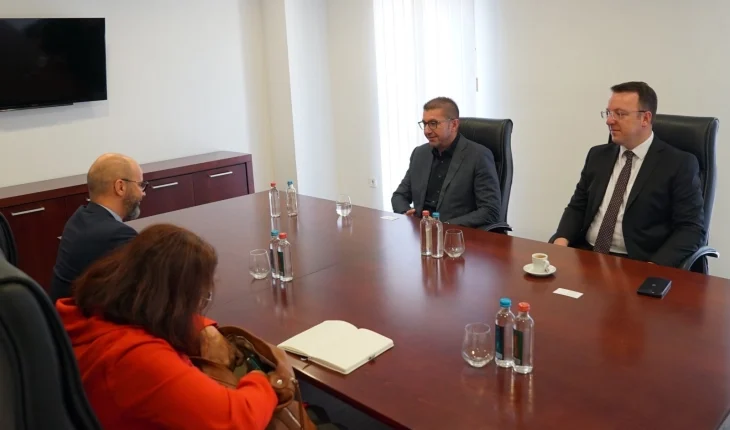 Mickoski priti në takim ambasadorin slloven, Presker