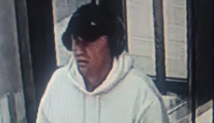 Plagosi dy persona në East Gate Mall, MPB: Nëse e shiheni këtë person lajmroni policinë
