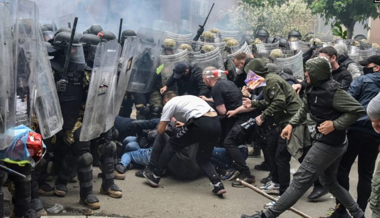 Vuçiqi fton serbët e Kosovës të marrin pjesë në zgjedhjet në veri