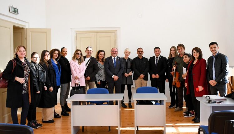 Drejtuesit e Universitetit të Tetovës i vizituan hapësirat e reja të Fakultetit të Arteve