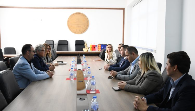 Artisti bashkëkohor Sislej Xhafa në Universitetin e Tetovës do ta realizojë projektin artistik “Rrota e dashurisë”