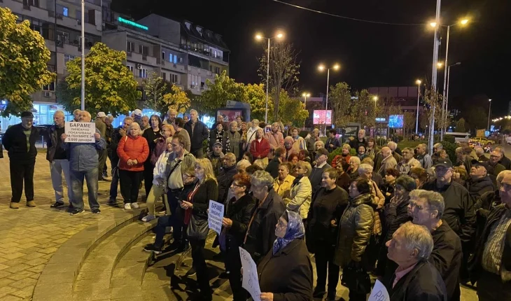 Pensionistët tetovarë protestuan në shesh, nuk tërhiqen nga kërkesat e tyre për pensione më të larta