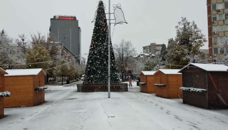 Pamje nga Prishtina pas reshjeve të para të borës (FOTO)
