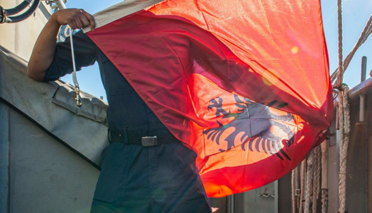 Nxënësi përfundon në polici, shpalosi flamurin shqiptar në oborrin e shkollës në Maqedoni