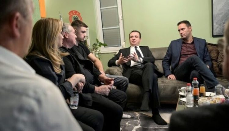 Kryeministri Albin Kurti, në trevjetorin e shkuarjes në Hagë, ka vizituar familjen e Rexhep Selimit, mbetemi të patundur në bindjen se UÇK-ja ka bërë luftë të drejtë