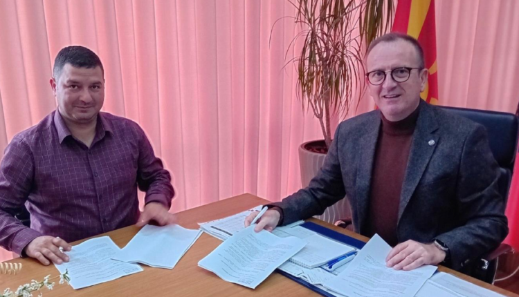 Komuna e Gostivarit nënshkruan Memorandum bashkëpunimi për sigurimin e asistentëve personal për nxënësit me aftësi ndryshe