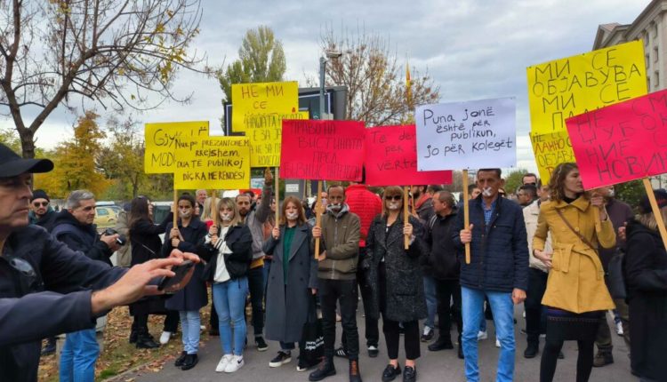 Protestë e gazetarëve: Kushte pune, pa presione, frikësime dhe censurë!