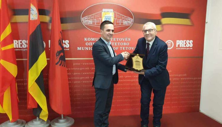 Tetova i jep dekoratën e “Mirënjohjes” ambasadorit Shaban Murati