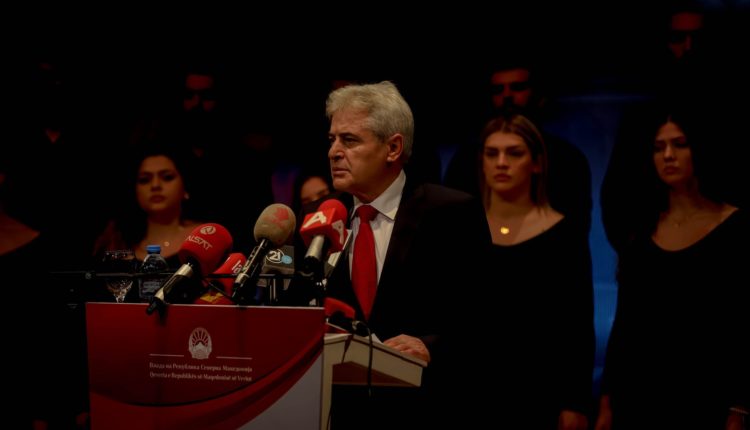 Ahmeti Të rrojë përjetë gjuha jonë e bukur shqipe dhe kujtimi për ata që e ruajtën atë me jetët e tyre! Urime Dita e Alfabetit!