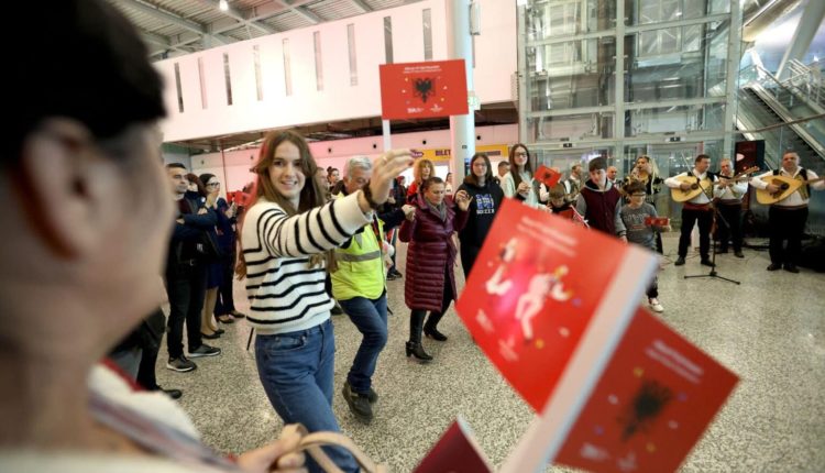 Surprizë e veçantë në Aeroportin e Tiranës/ Turistët e huaj kërcejnë vallet shqiptare në festën kuq e zi