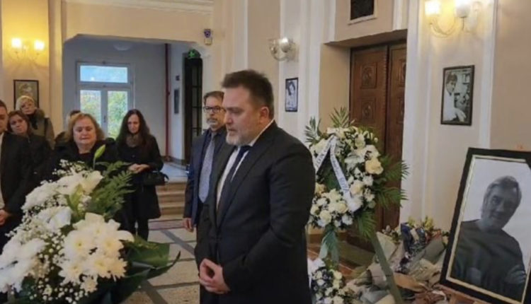 Zef Deda përcillet me duartrokitje nga shtëpia e tij e dytë, teatri ‘Migjeni’, i biri: Baba dhe artist i jashtëzakonshëm