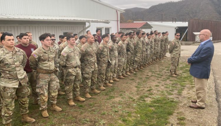 Hovenier viziton ushtarët amerikanë në Ditën e Falënderimeve, flet për lidhjet e forta Kosovë-ShBA