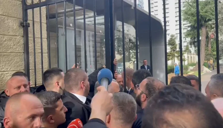Shqipëri, tensione pasi deputetët e përjashtuar nuk lejohen në Kuvend