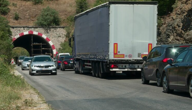 Mbyllet rruga lokale Shkup-Bllacë, qasja është siguruar përmes rrugës së përkohshme
