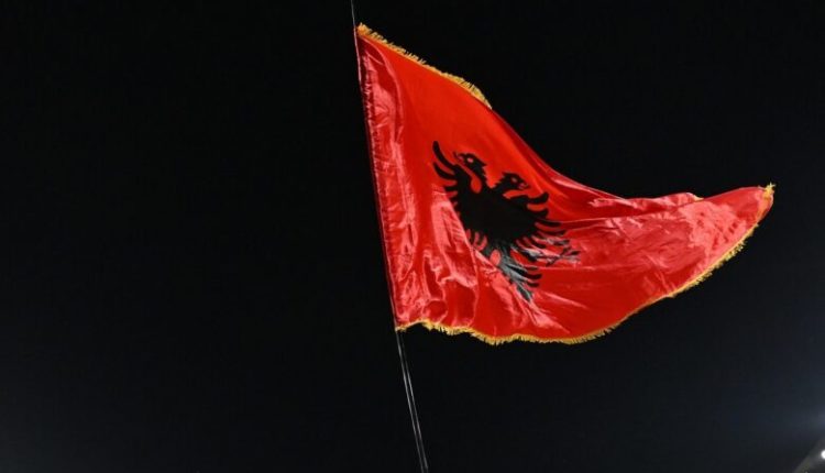 Vendoset flamuri shqiptar në kupolën e kishës ,,Shën Atanasij” në kompleksin e manastirit të Kalasë së Tetovës