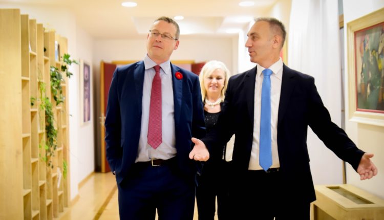Grubi priti në takim ambasadorin e Kanadës, Norman