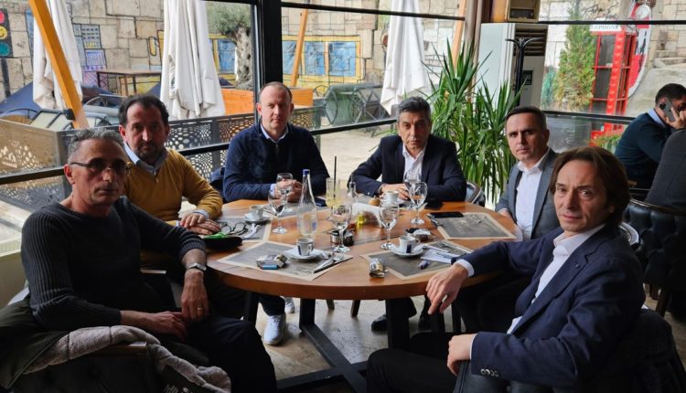 Liderët e Lidhjes Evropiane për Ndryshim me përkrahje të fuqishme nga këshilltarët e Albin Kurtit
