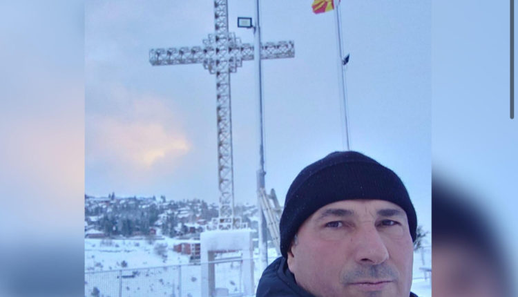 Angelov me ‘selfie’ nga Kodra e Diellit: Flamuri shqiptar nuk është më në oborrin e kishës