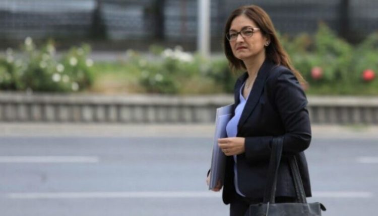 Ish-ministrja Gordana Jankulloska del nga burgu