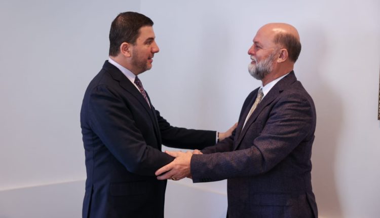 Krasniqi e uron ambasadorin e Shqipërisë për 111 vjetorin e Pavarësisë