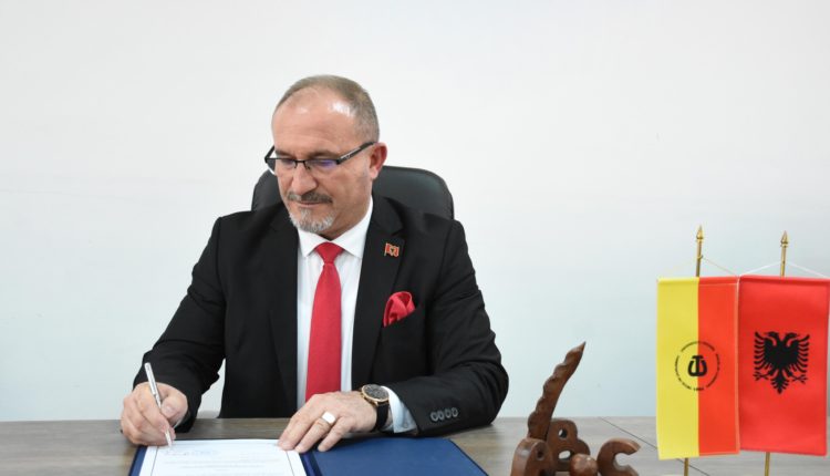 Senati i UT-së ka propozuar që Dita e Alfabetit Shqip të shpallet festë shtetërore në Republikën e Shqipërisë dhe në Republikën e Kosovës