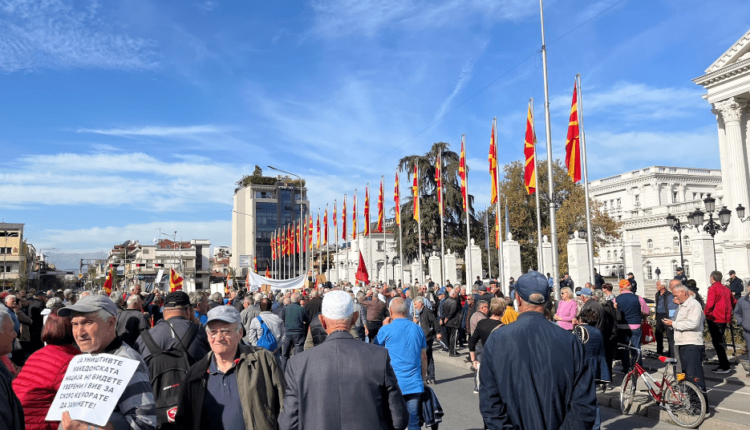 Pensionistët “bllokojnë” Qeverinë, kërkojnë rritje lineare të pensioneve për 5.000 denarë